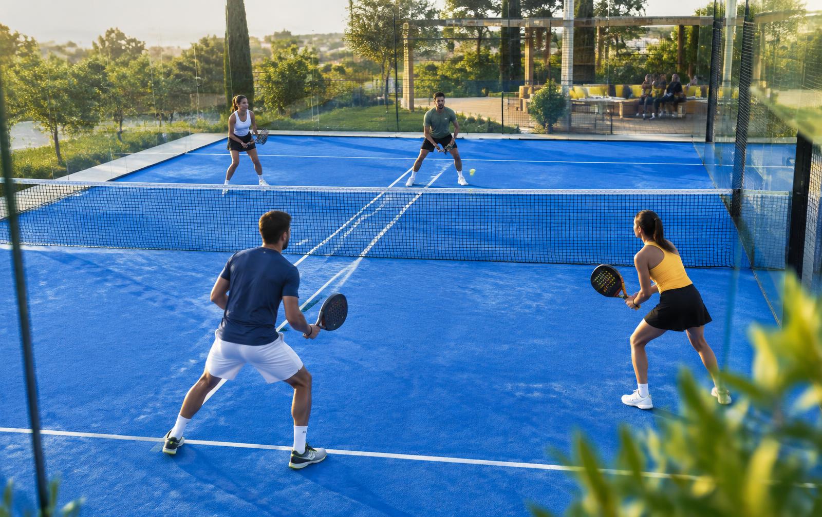 Match de padel entre amis sur un terrain bleu